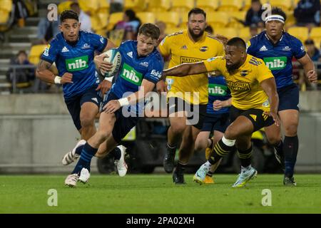 Wellington, Neuseeland. 11. März 2023. Beauden Barrett (Auckland Blues 10) will einen Durchbruch machen. Wellington Hurricanes gegen Auckland Blues im Sky Sport Stadium in Wellington, Neuseeland. Super Rugby. Blues gewinnt 25:19. (Joe Serci - SPP) Kredit: SPP Sport Press Photo. Alamy Live News Stockfoto