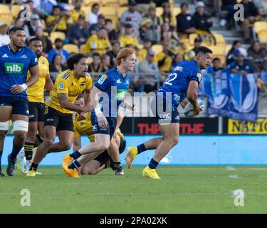 Wellington, Neuseeland. 11. März 2023. Roger Tuivasa-Sheck (Auckland Blues 12) will sich durchschlagen. Wellington Hurricanes gegen Auckland Blues im Sky Sport Stadium in Wellington, Neuseeland. Super Rugby. Blues gewinnt 25:19. (Joe Serci - SPP) Kredit: SPP Sport Press Photo. Alamy Live News Stockfoto