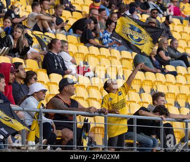 Wellington, Neuseeland. 11. März 2023. Junge Hurrikane schwenken seine Flagge. Wellington Hurricanes gegen Auckland Blues im Sky Sport Stadium in Wellington, Neuseeland. Super Rugby. Blues gewinnt 25:19. (Joe Serci - SPP) Kredit: SPP Sport Press Photo. Alamy Live News Stockfoto