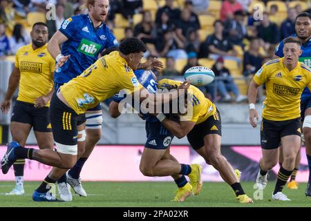 Wellington, Neuseeland. 11. März 2023. Roger Tuivasa-Sheck (Auckland Blues 12) wird von zwei Verteidigern hart getroffen. Wellington Hurricanes gegen Auckland Blues im Sky Sport Stadium in Wellington, Neuseeland. Super Rugby. Blues gewinnt 25:19. (Joe Serci - SPP) Kredit: SPP Sport Press Photo. Alamy Live News Stockfoto