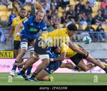 Wellington, Neuseeland. 11. März 2023. Roger Tuivasa-Sheck (Auckland Blues 12) wird von zwei Verteidigern hart getroffen. Wellington Hurricanes gegen Auckland Blues im Sky Sport Stadium in Wellington, Neuseeland. Super Rugby. Blues gewinnt 25:19. (Joe Serci - SPP) Kredit: SPP Sport Press Photo. Alamy Live News Stockfoto
