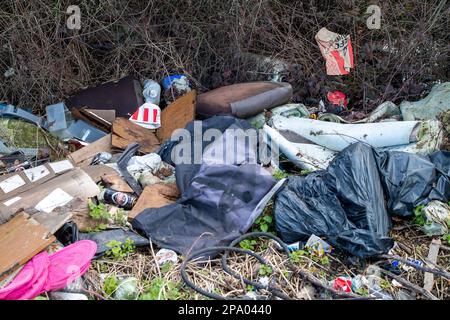 Denham, Buckinghamshire, Großbritannien. 11. März 2023. Flugtipp neben einem Rastplatz in Denham. Kredit: Maureen McLean/Alamy Live News Stockfoto