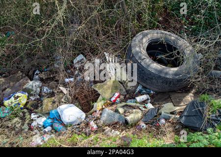 Denham, Buckinghamshire, Großbritannien. 11. März 2023. Flugtipp neben einem Rastplatz in Denham. Kredit: Maureen McLean/Alamy Live News Stockfoto