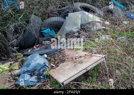 Denham, Buckinghamshire, Großbritannien. 11. März 2023. Flugtipp neben einem Rastplatz in Denham. Kredit: Maureen McLean/Alamy Live News Stockfoto