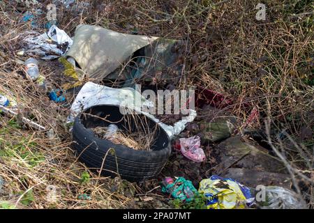 Denham, Buckinghamshire, Großbritannien. 11. März 2023. Flugtipp neben einem Rastplatz in Denham. Kredit: Maureen McLean/Alamy Live News Stockfoto