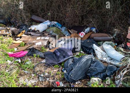 Denham, Buckinghamshire, Großbritannien. 11. März 2023. Flugtipp neben einem Rastplatz in Denham. Kredit: Maureen McLean/Alamy Live News Stockfoto