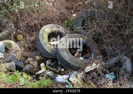 Denham, Buckinghamshire, Großbritannien. 11. März 2023. Flugtipp neben einem Rastplatz in Denham. Kredit: Maureen McLean/Alamy Live News Stockfoto