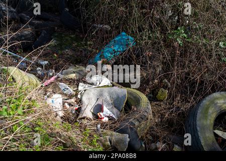 Denham, Buckinghamshire, Großbritannien. 11. März 2023. Flugtipp neben einem Rastplatz in Denham. Kredit: Maureen McLean/Alamy Live News Stockfoto