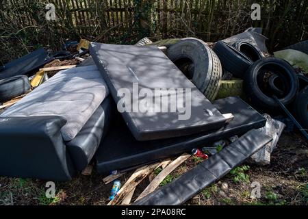 Denham, Buckinghamshire, Großbritannien. 11. März 2023. Flugtipp neben einem Rastplatz in Denham. Kredit: Maureen McLean/Alamy Live News Stockfoto