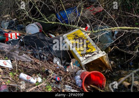 Denham, Buckinghamshire, Großbritannien. 11. März 2023. Flugtipp neben einem Rastplatz in Denham. Kredit: Maureen McLean/Alamy Live News Stockfoto