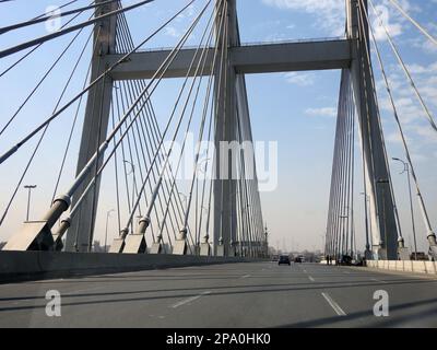 Kairo, Ägypten, März 9 2023: The Rod El Farag Axis Tahya Misr Masr Bridge, die weltweit größte Seilbahnbrücke laut Guinness World Recor Stockfoto