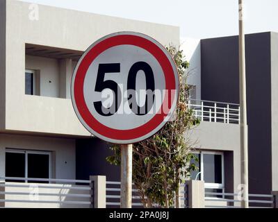 Ein Verkehrszeichen in Ägypten, das Fahrer mit einer Geschwindigkeit von 50 km/h warnt, ist die Höchstgeschwindigkeit, eine Geschwindigkeit von mehr als 50 KM ist nicht zulässig Stockfoto