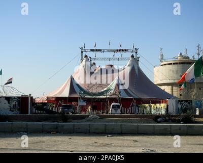 Kairo, Ägypten, März 11 2023: Mundial circo Italiano, der italienische Zirkus in Ägypten Neu-Kairo mit den italienischen und ägyptischen Flaggen, Zelte eines Entertainments Stockfoto