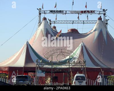 Kairo, Ägypten, März 11 2023: Mundial circo Italiano, der italienische Zirkus in Ägypten Neu-Kairo mit den italienischen und ägyptischen Flaggen, Zelte eines Entertainments Stockfoto