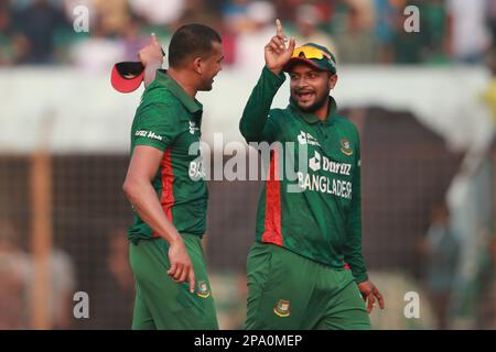 Shakib Al hasan und Taskin Ahmed während des 1. T20I. Spiels von drei Spielserien Bangladesch-England im Zahur Ahmed Chowdhury Cricket Stadium, Sagorika, CH Stockfoto