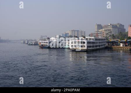 Sadarghat, der größte Flusshafen von Bangladesch. Von hier aus starten die Starts zu verschiedenen Zielen in südlichen Bezirken. Einige Starts sind verankert Stockfoto