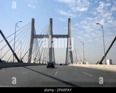 Kairo, Ägypten, März 9 2023: The Rod El Farag Axis Tahya Misr Masr Bridge, die weltweit größte Seilbahnbrücke laut Guinness World Recor Stockfoto