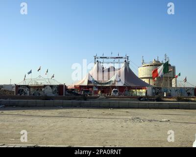 Kairo, Ägypten, März 11 2023: Mundial circo Italiano, der italienische Zirkus in Ägypten Neu-Kairo mit den italienischen und ägyptischen Flaggen, Zelte eines Entertainments Stockfoto