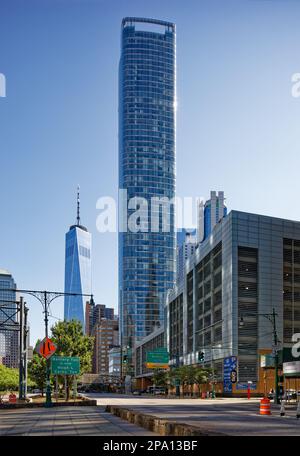 NYC Financial District: 50 West Street ist ein Condo Tower, der für seine reflektierende geschwungene, blau getönte Glasvorhangwand berühmt ist. Stockfoto