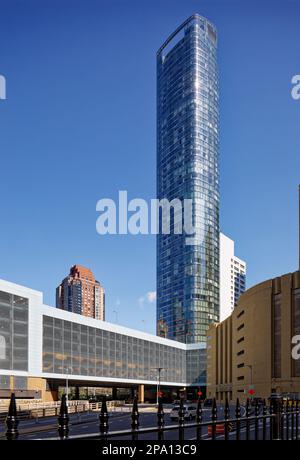 NYC Financial District: 50 West Street ist ein Condo Tower, der für seine reflektierende geschwungene, blau getönte Glasvorhangwand berühmt ist. Stockfoto