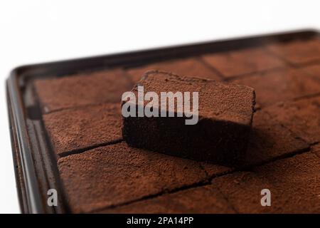 Pavé-Schokolade auf weißem Hintergrund Stockfoto