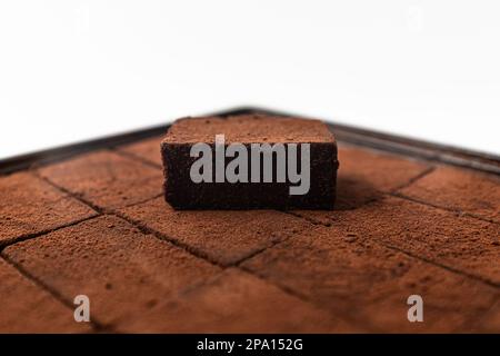 Pavé-Schokolade auf weißem Hintergrund Stockfoto