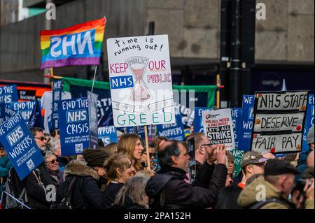 London, Großbritannien. 11. März 2023. Rette unseren NHS-protestmarsch und die Rallye startet UCLH und geht nach Westminster. Kredit: Guy Bell/Alamy Live News Stockfoto