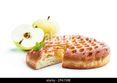 Köstlicher, frisch gebackener Apfelkuchen, isoliert auf Weiß Stockfoto