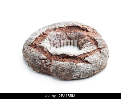 Rundes, frisch gebackenes Roggenbrot, isoliert auf weiß Stockfoto