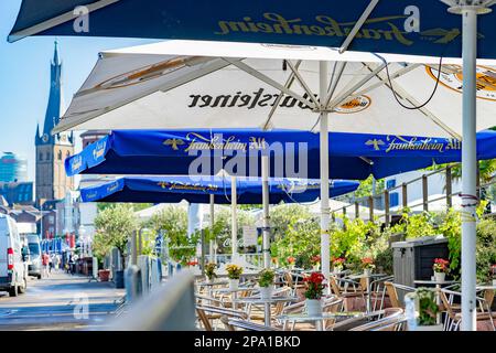 DÜSSELDORF, DEUTSCHLAND. 27. Mai 2020. Restaurants am Fluss bleiben aufgrund der Coronavirus-Pandemie geschlossen und stehen leer. Kredit: Ant Palmer/Alamy Stockfoto