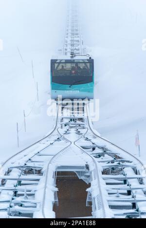 Die Cairngorm Mountain Railway Seilbahn bringt Skifahrer zu den Skipisten im Skigebiet Cairngorm in der Nähe von Aviemore, Schottland, Großbritannien Stockfoto