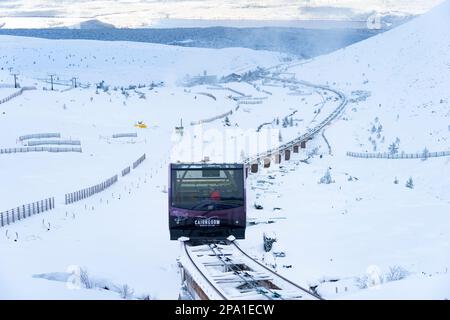 Die Cairngorm Mountain Railway Seilbahn bringt Skifahrer zu den Skipisten im Skigebiet Cairngorm in der Nähe von Aviemore, Schottland, Großbritannien Stockfoto