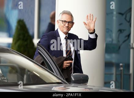 Gary Lineker kommt vor dem Spiel der Premier League im King Power Stadium in Leicester an. Die Fußballberichterstattung der BBC am Samstag wurde zerrissen, da mehrere weitere Moderatoren und Reporter sich aus Solidarität mit Gary Lineker zurückzogen, nachdem der Moderator des Spiels des Tages am Freitag abgesetzt wurde. Foto: Samstag, 11. März 2023. Stockfoto