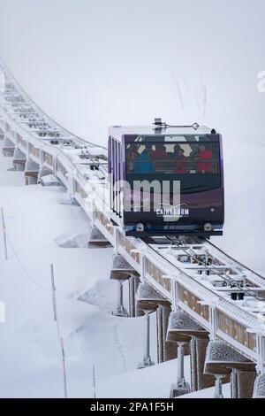 Die Cairngorm Mountain Railway Seilbahn bringt Skifahrer zu den Skipisten im Skigebiet Cairngorm in der Nähe von Aviemore, Schottland, Großbritannien Stockfoto