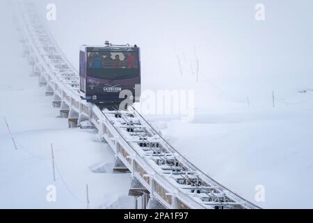 Die Cairngorm Mountain Railway Seilbahn bringt Skifahrer zu den Skipisten im Skigebiet Cairngorm in der Nähe von Aviemore, Schottland, Großbritannien Stockfoto