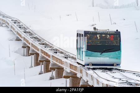 Die Cairngorm Mountain Railway Seilbahn bringt Skifahrer zu den Skipisten im Skigebiet Cairngorm in der Nähe von Aviemore, Schottland, Großbritannien Stockfoto