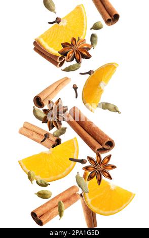 Frische Orangen-, aromatische Anissterne, Zimt, Nelken und Kardamom auf weißem Hintergrund. Vertikales Bannerdesign Stockfoto