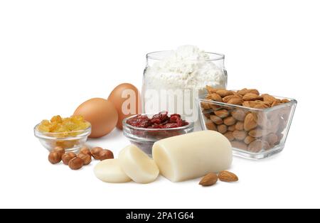 Marzipan und andere Zutaten für hausgemachtes Stollen auf weißem Hintergrund. Traditionelles deutsches Weihnachtsbrot backen Stockfoto