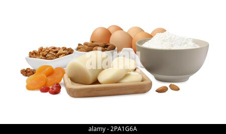 Marzipan und andere Zutaten für hausgemachtes Stollen auf weißem Hintergrund. Traditionelles deutsches Weihnachtsbrot backen Stockfoto