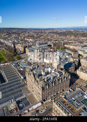 Luftaufnahme des Stadtzentrums von Edinburgh und des Balmoral Hotel rom Drohne, Schottland, Großbritannien Stockfoto