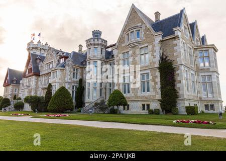 Von außen befindet sich der Palacio de la Magdalena, ein historisches Denkmal und ein Palast im eklektischen Stil auf der Halbinsel Magdalena, Santander, Kantabrien, Spanien. Stockfoto