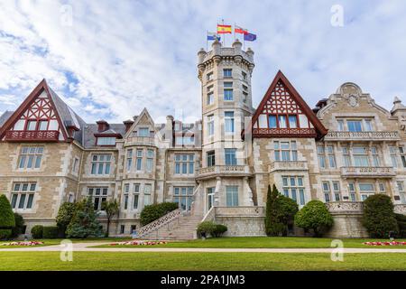 Von außen befindet sich der Palacio de la Magdalena, ein historisches Denkmal und ein Palast im eklektischen Stil auf der Halbinsel Magdalena, Santander, Kantabrien, Spanien. Stockfoto