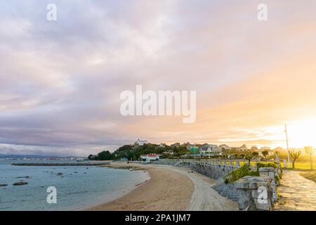 Bunte Wolken am Himmel während des Sonnenuntergangs über der Bucht von Santander, Bikini Beach und dem öffentlichen Park Magdalena Peninsula. Santander, Kantabrien, Spanien. Stockfoto