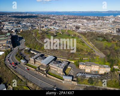 Luftaufnahme von Calton Hill in Edinburgh von der Drohne, Schottland, Großbritannien Stockfoto