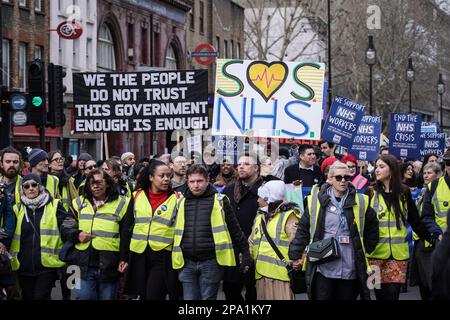 London, Großbritannien. 11. März 2023 Tausende von Menschen schließen sich dem NHS an und beenden die Krise - unterstützen Sie die Streiks, in Solidarität mit den NHS-Arbeitern, die seit Anfang des Jahres Arbeitskampf betrieben haben. Kredit: Guy Corbishley/Alamy Live News Stockfoto