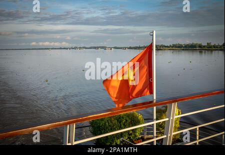 Das Heck des Victoria Mekong Flusskreuzfahrtschiffs unter vietnamesischer Flagge flussabwärts von Phnom Penh auf dem Mekong in Kambodscha Stockfoto