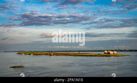 Zwei kleine Frachtschiffe, die auf einer kleinen Insel im Fluss Mekong flussabwärts von Phnom Penh, Kambodscha, gefesselt sind. Stockfoto