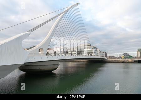 Die Samuel Beckett Bridge über den Fluss Liffey in Dublin, Irland. (Blick flussaufwärts vom Südufer) Stockfoto