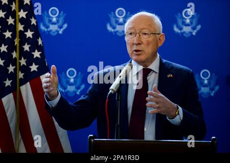 Mexiko-Stadt, Mexiko. 10. März 2023. 10. März 2023, Mexiko-Stadt, Mexiko: US-Botschafter in Mexiko, Ken Salazar, spricht während einer Briefing-Konferenz, die den Medien in der US-Botschaft angeboten wird. Am 10. März 2023 in Mexiko-Stadt, Mexiko. (Foto: Julian Lopez/Eyepix Group/Sipa USA) Guthaben: SIPA USA/Alamy Live News Stockfoto