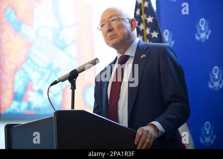 Mexiko-Stadt, Mexiko. 10. März 2023. 10. März 2023, Mexiko-Stadt, Mexiko: US-Botschafter in Mexiko, Ken Salazar, spricht während einer Briefing-Konferenz, die den Medien in der US-Botschaft angeboten wird. Am 10. März 2023 in Mexiko-Stadt, Mexiko. (Foto: Julian Lopez/Eyepix Group/Sipa USA) Guthaben: SIPA USA/Alamy Live News Stockfoto